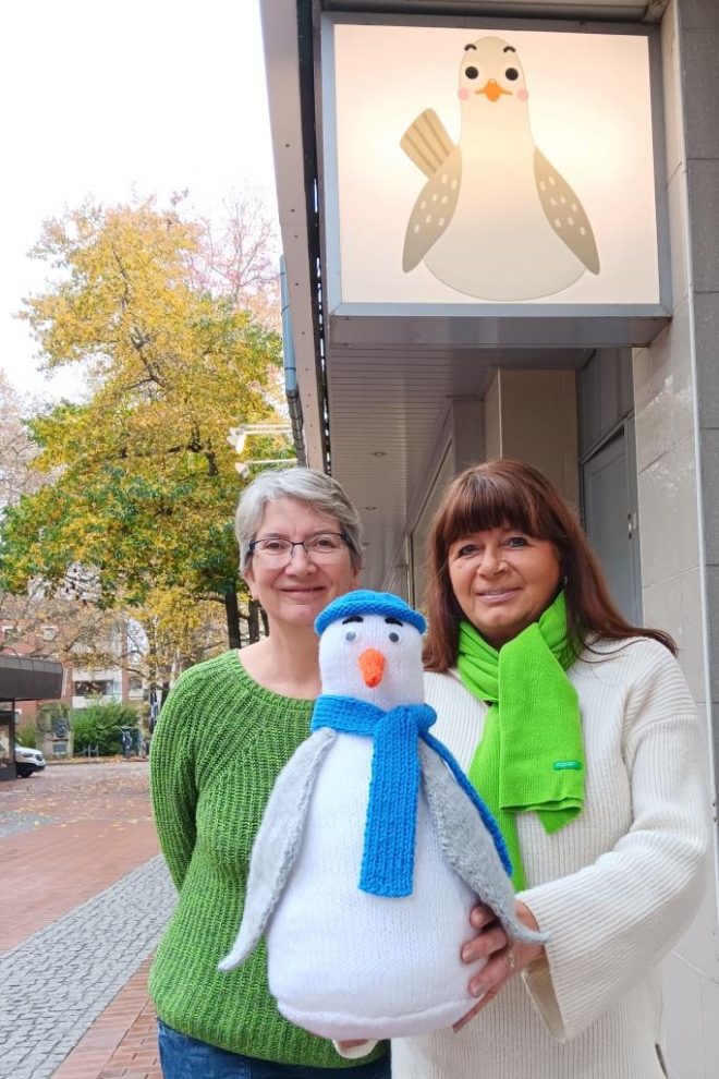 Gestricktes für die Möwe: Beate Schwedler (l.) und Anne Malige (r.) bereiten den Adventsbasar vor. (Foto: Christiane Großkopf)