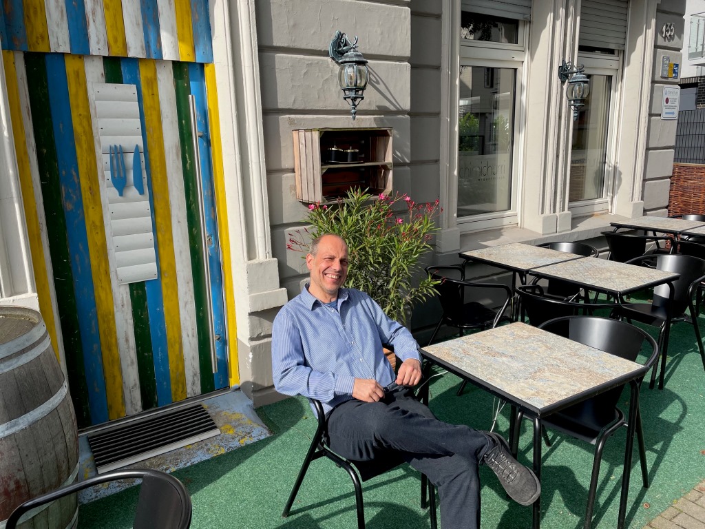 Chimichurri-Chef Dirk Kalthoff auf der Terrasse seines Restaurants an der Hörder Phoenixseeallee Foto: RoMü