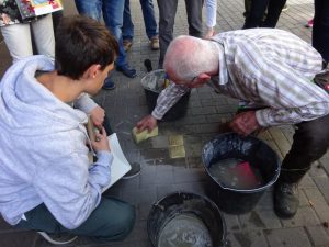 Verlegung der Stolpersteine für die Familie Elsbach 2018; Foto: Klaus Lenser