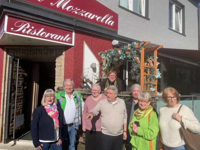 Rentnerinnen und Rentner freuen sich mit „Seniorenglück“-Vorsitzenden Cornelia Sbosny (li.) auf ein leckeres Mittagessen, unter der musikalischen Begleitung von Matthias Kartner (hinten) Foto: Roland Müller