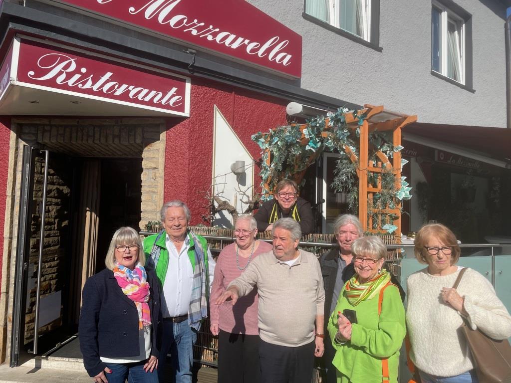 Rentnerinnen und Rentner freuen sich mit „Seniorenglück“-Vorsitzenden Cornelia Sbosny (li.) auf ein leckeres Mittagessen, unter der musikalischen Begleitung von Matthias Kartner (hinten) Foto: Roland Müller