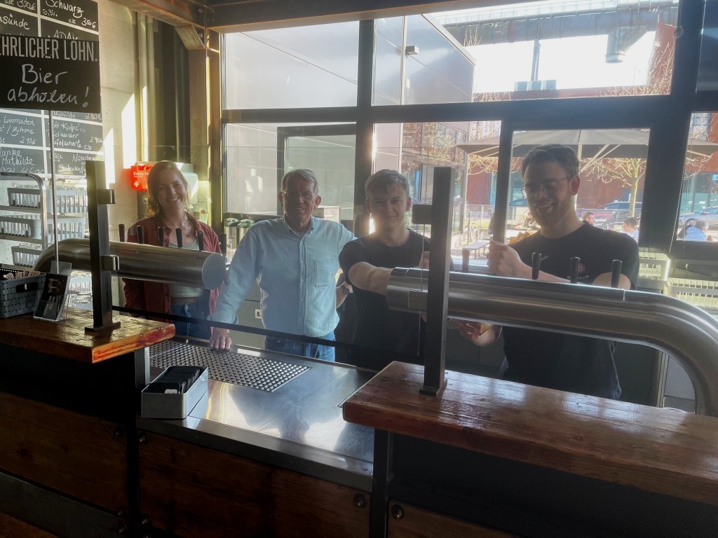 „Bergman“-Geschäftsführer Dr. Thomas Raphael (2.v.l.), Mitarbeiterin und „Zapfer“ Foto: RoMü