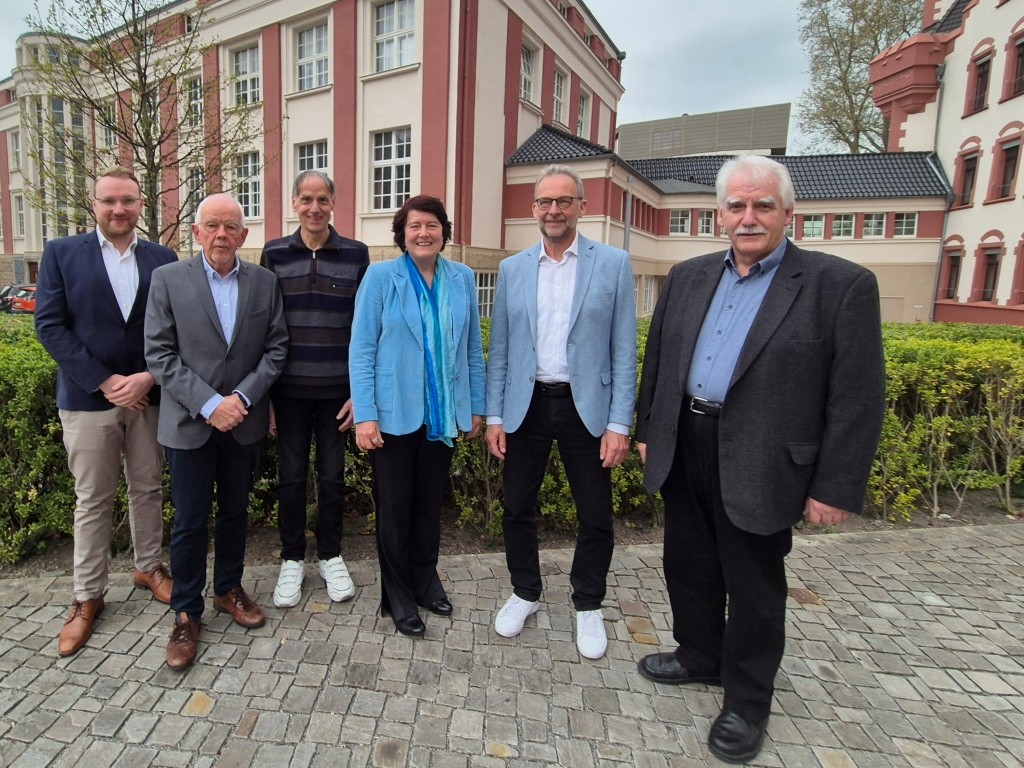 v.l. Maximilian Stock, Bernhard Finkeldei, Klaus-Dieter Menne, Heike Regener, Andreas Brücher und Raimund Schroeder Foto: Heimatverein
