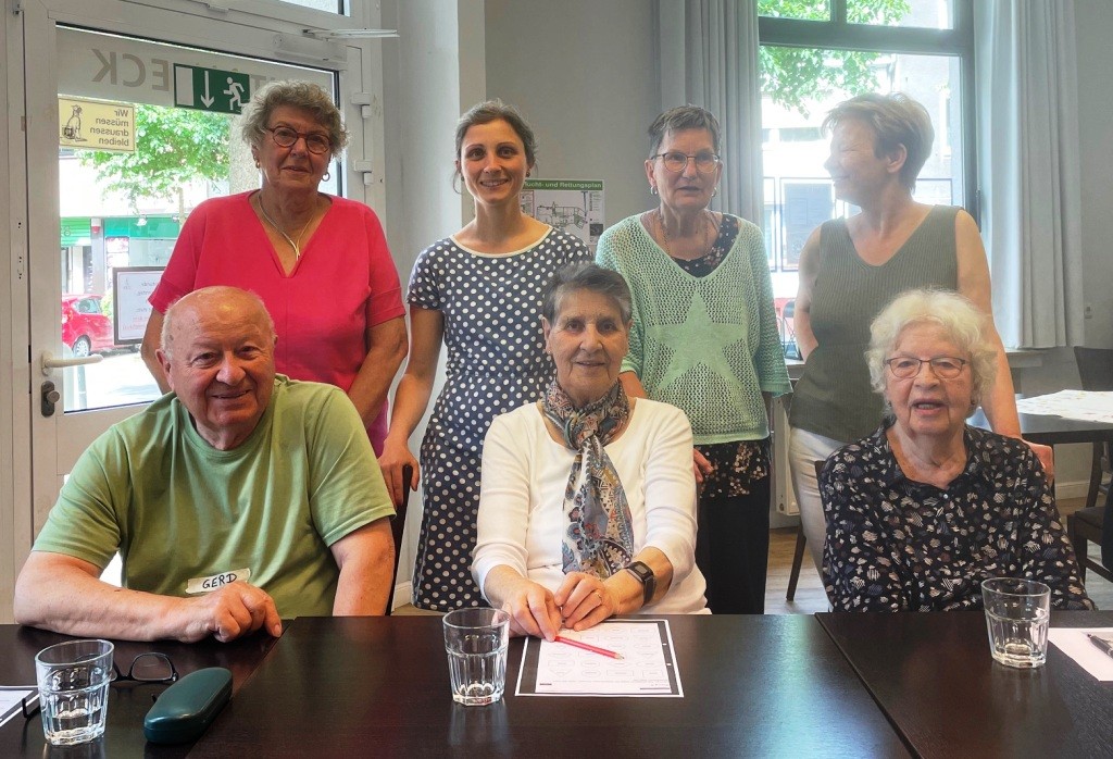 Die Gedächtnisgruppe mit „Trainerin“ Angelika Zabel (2.v.r.) und Sozialarbeiterin Svenja Lapp-Emden. Foto: RoMü