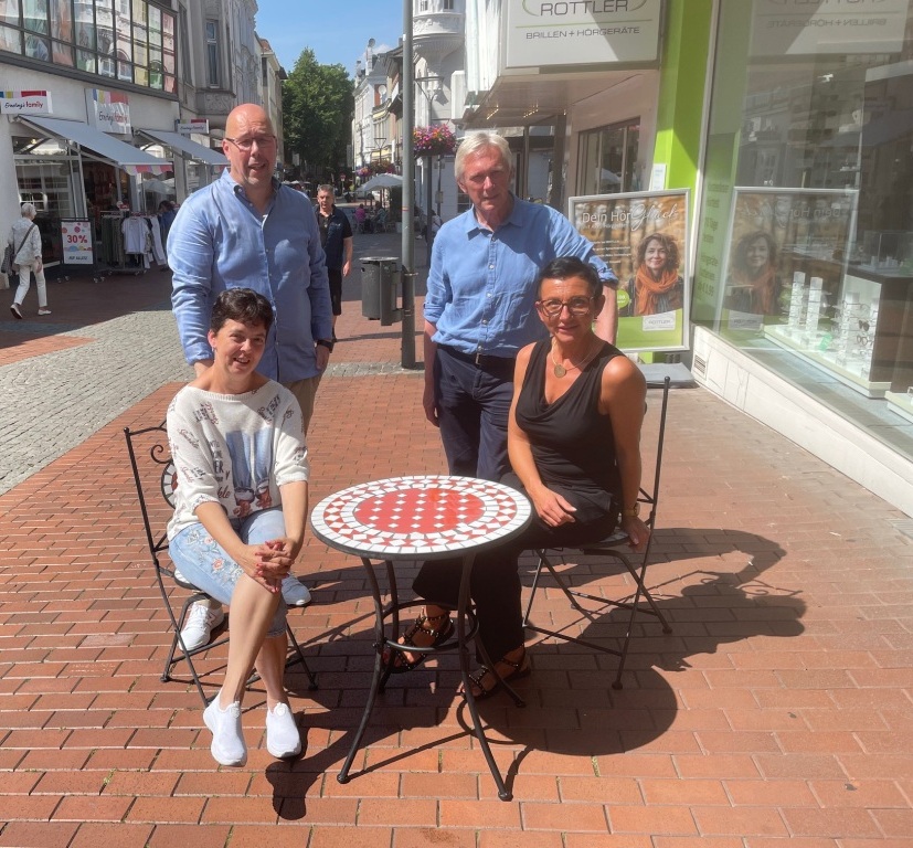„Probesitzen“: Verwaltungsstellen-Leiterin Anna Brinkhoff (r.), Mitarbeiterin Sandra Sedlag, Werner Sauerländer (r. Stadtmarketing) und Bez.-Bürgermeister Michael Depenbrock. Foto: RoMü