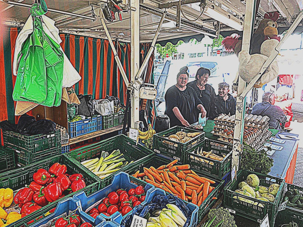 Am Stand von Obst- und Gemüsehändlerin Lisa Lewinski kann man auch gemütlich plauschen. Foto: RoMü