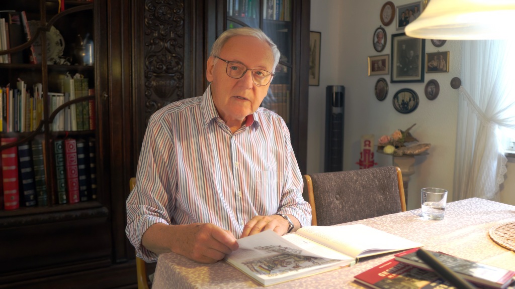 Willi Garth erinnert in der neuen Folge an zwei Künstler, die in Hörde gelebt bzw. dem Stadtteil nahegestanden haben. Der Schriftsteller Josef Reding und der Kirchenmaler Sepp Wigger. Foto: Markus Meeder
