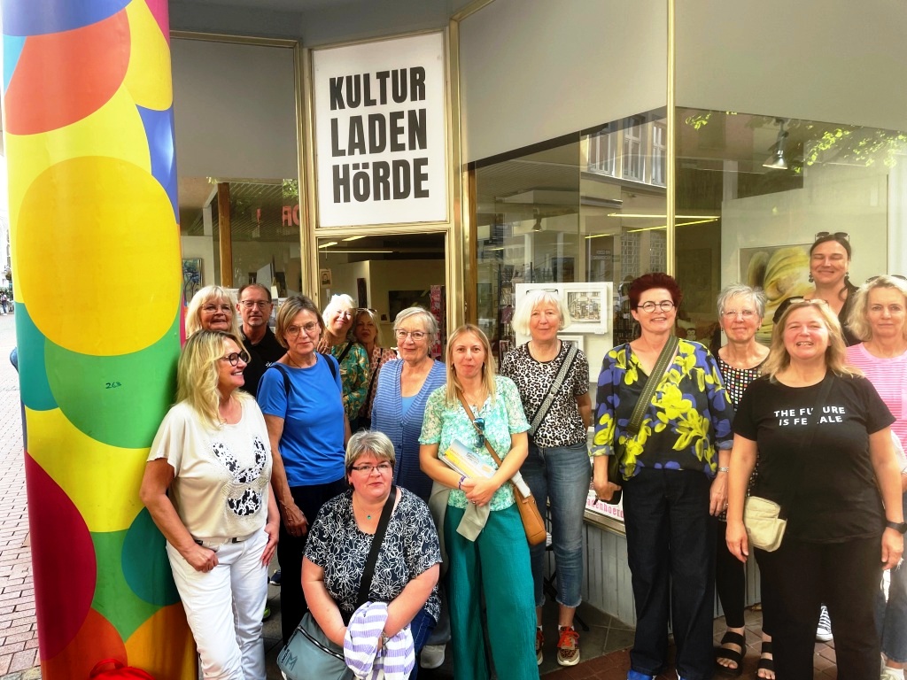 Startschuss zur „Feierabend-Weintour“ mit Stadtführerin Heike Wulf (r.hi.) vor dem Kulturladen Hörde. Foto: RoMü