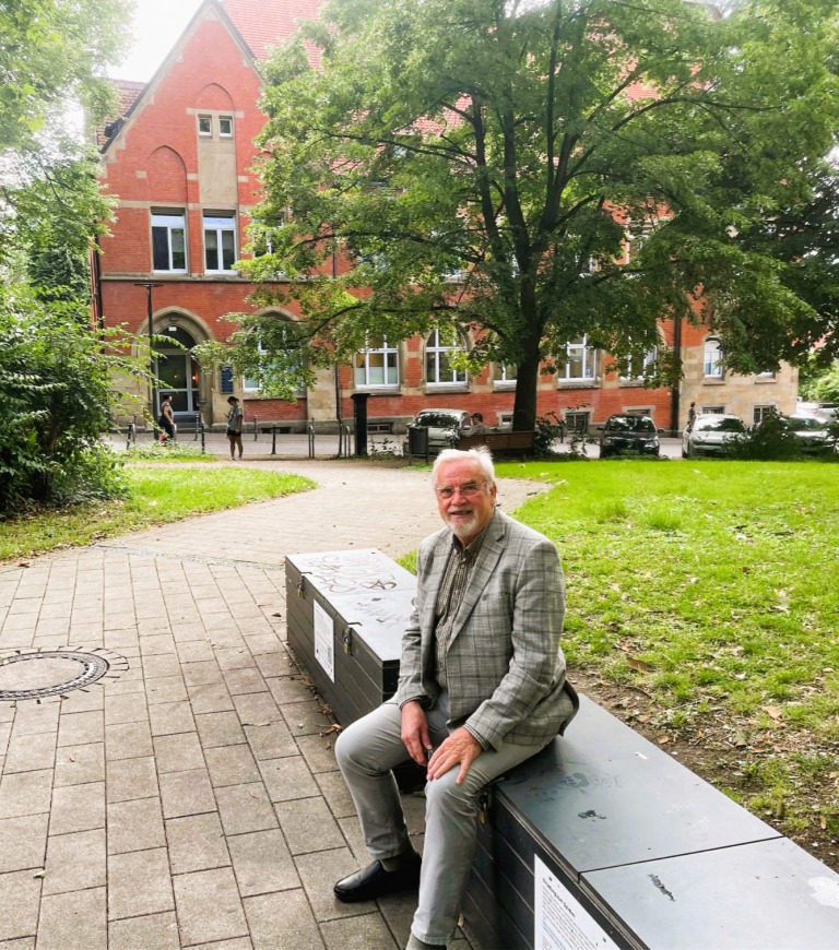 Georg Säcker auf dem Friedrich-Ebert-Platz: Hier stand vor 70 Jahren noch die Semerteich-Volksschule. Foto: RoMü