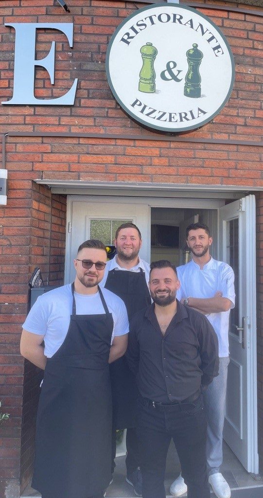 Die Chefs Trandafil Dervishi (hi. rechts), Naser Berisha (hi. links) und Mitarbeiter. Foto RoMü