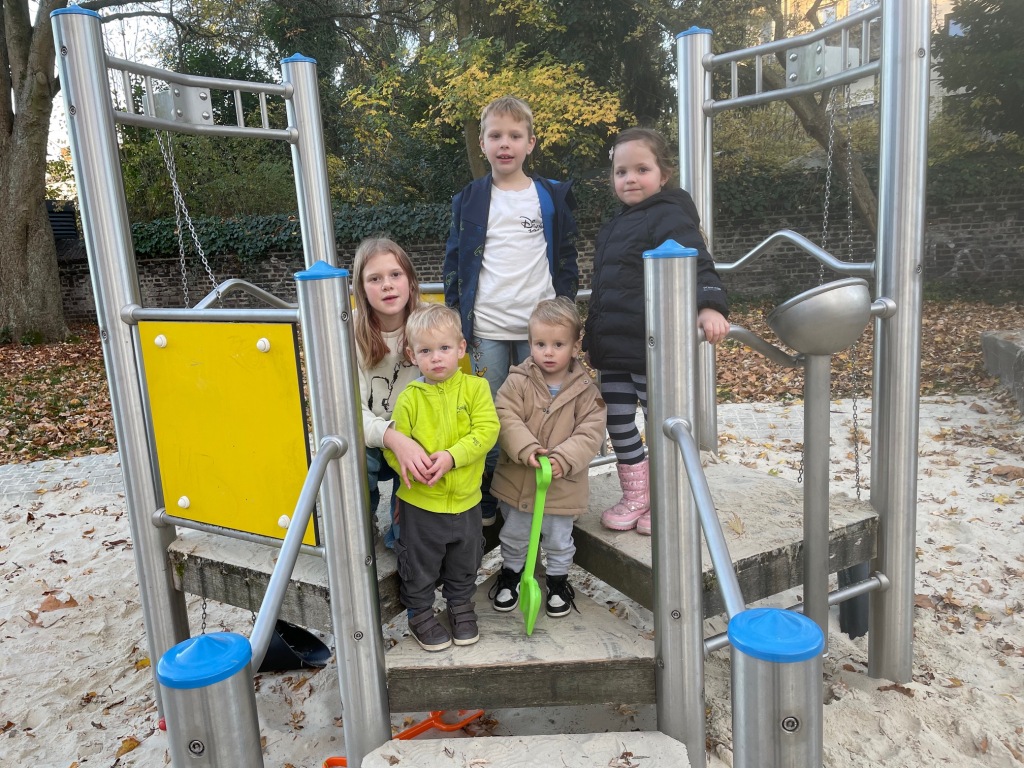Die gerade zwei Jahre alten Leag und Lian (vorn) vergnügen sich prächtig mit ihren älteren Freunden und Geschwistern auf dem Spielplatz. Foto: RoMü
