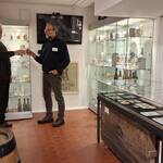 Andreas Brücher (rechts) und Raimund Schroeder stoßen mit einem Glas Bier auf die Fertigstellung der Ausstellung an. Foto: Bernhard Finkeldei