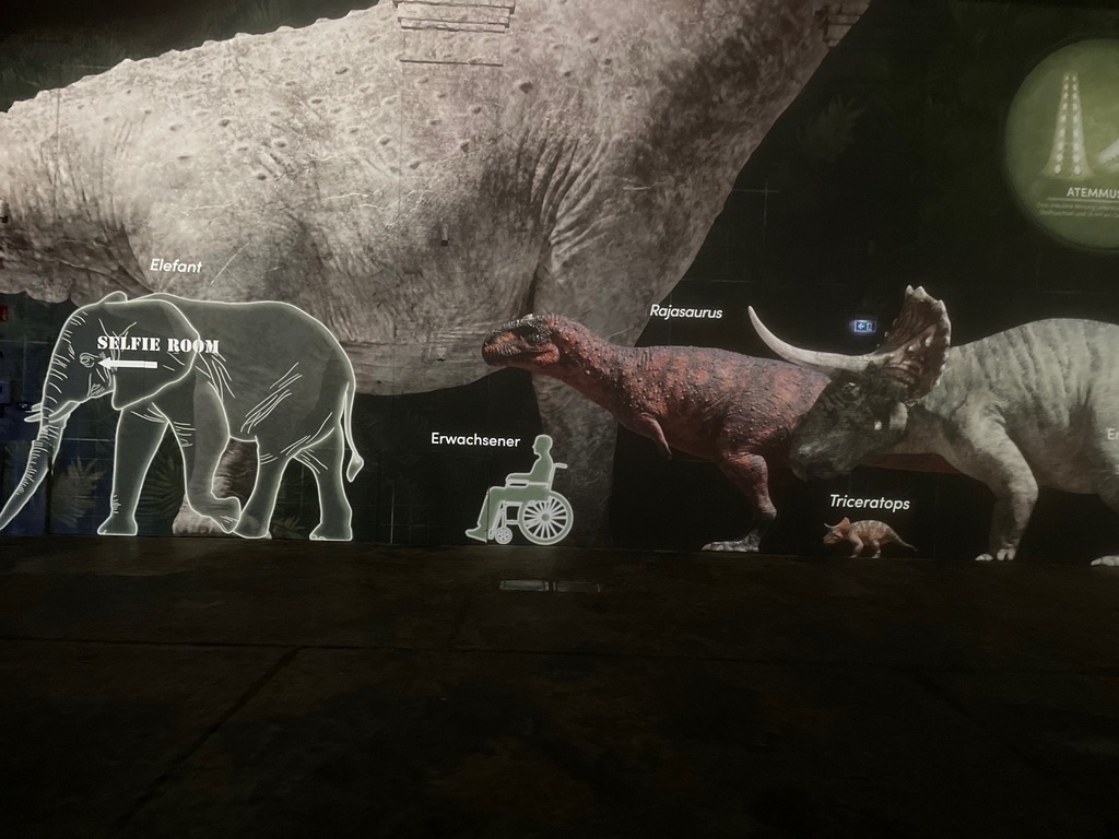 Dinosaurier an den über 12 Meter hohen Wänden der Phoenix-des-Lumières-Halle auf Phoenix-West in Hörde. Foto: RoMü