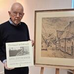 Bernhard Finkeldei, 1. stv. Vorsitzender des Heimatvereins Hörde, nahm ein Gemälde des Hörder Malers Lutz Dittberner zusammen mit einem Bildband als Schenkung entgegen. Foto: Raimund Schroeder