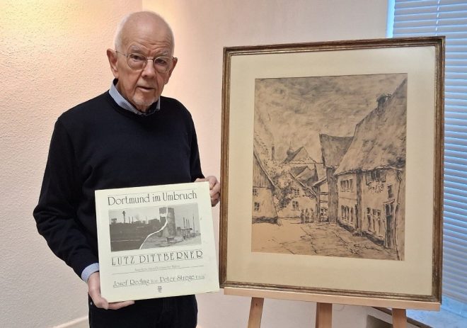 Bernhard Finkeldei, 1. stv. Vorsitzender des Heimatvereins Hörde, nahm ein Gemälde des Hörder Malers Lutz Dittberner zusammen mit einem Bildband als Schenkung entgegen. Foto: Raimund Schroeder