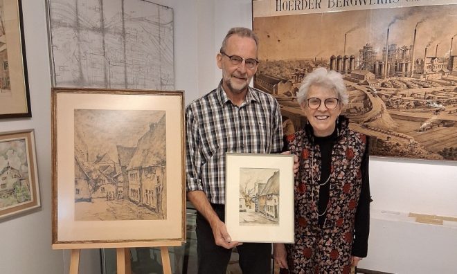 Elke Grevel (links) überreichte ein Aquarell Dittberners mit dem gleichen Motiv an den stv. Vorsitzenden Andreas Brücher. Foto: Raimund Schroeder