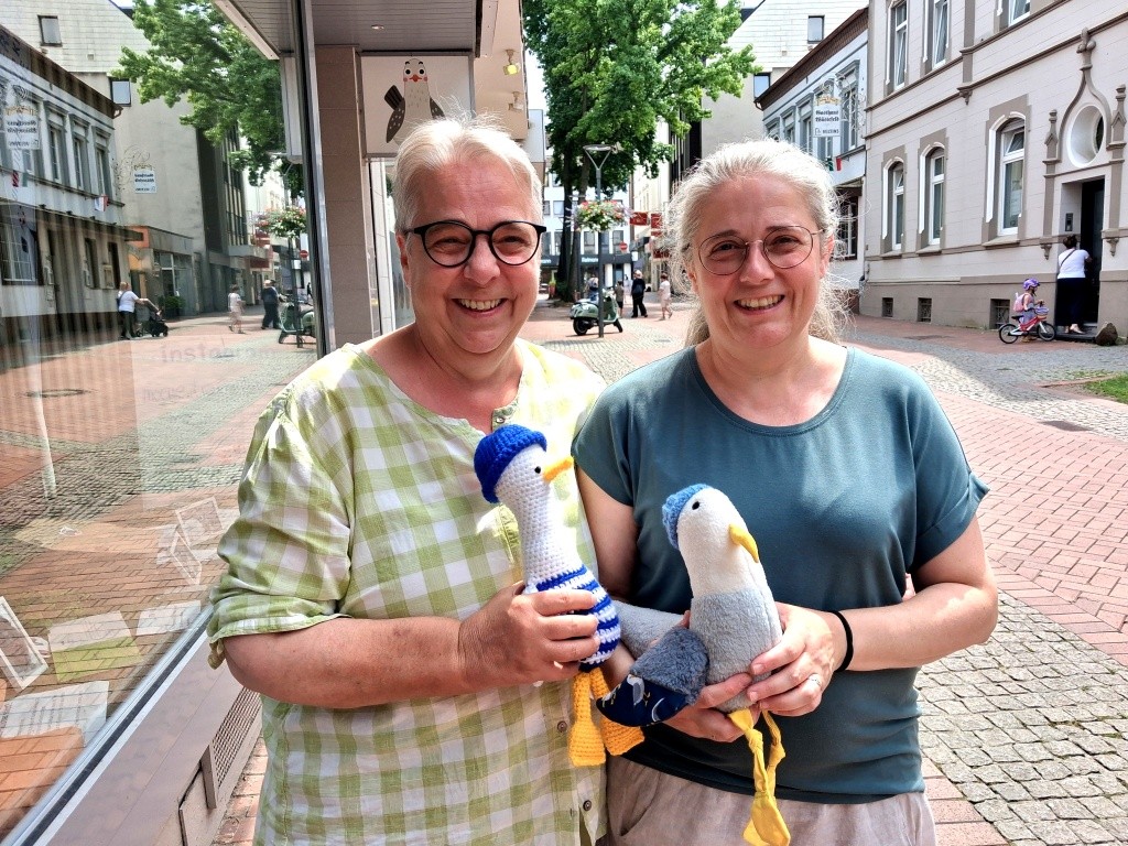 Ursula Jopsefs-Kirschbaum und Ihre Tochter Anne Kirschbaum besuchten die Möwe – mit einem Spendengeschenk. Foto: Beate Schwedler
