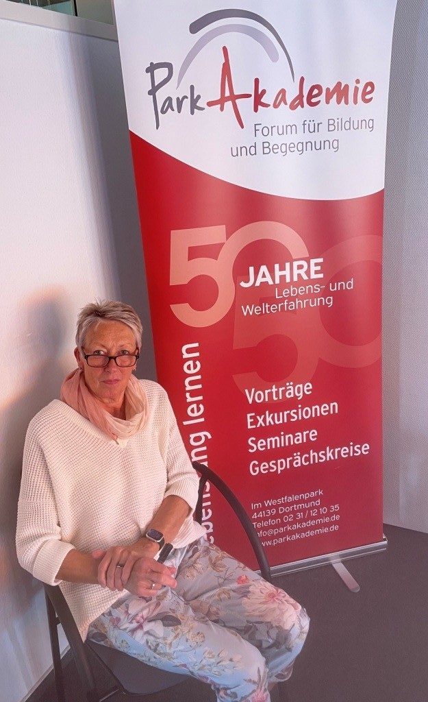 „Trainerin“ Annette Behrendt in einem Schulungsraum der Park-Akademie. Foto: RoMü