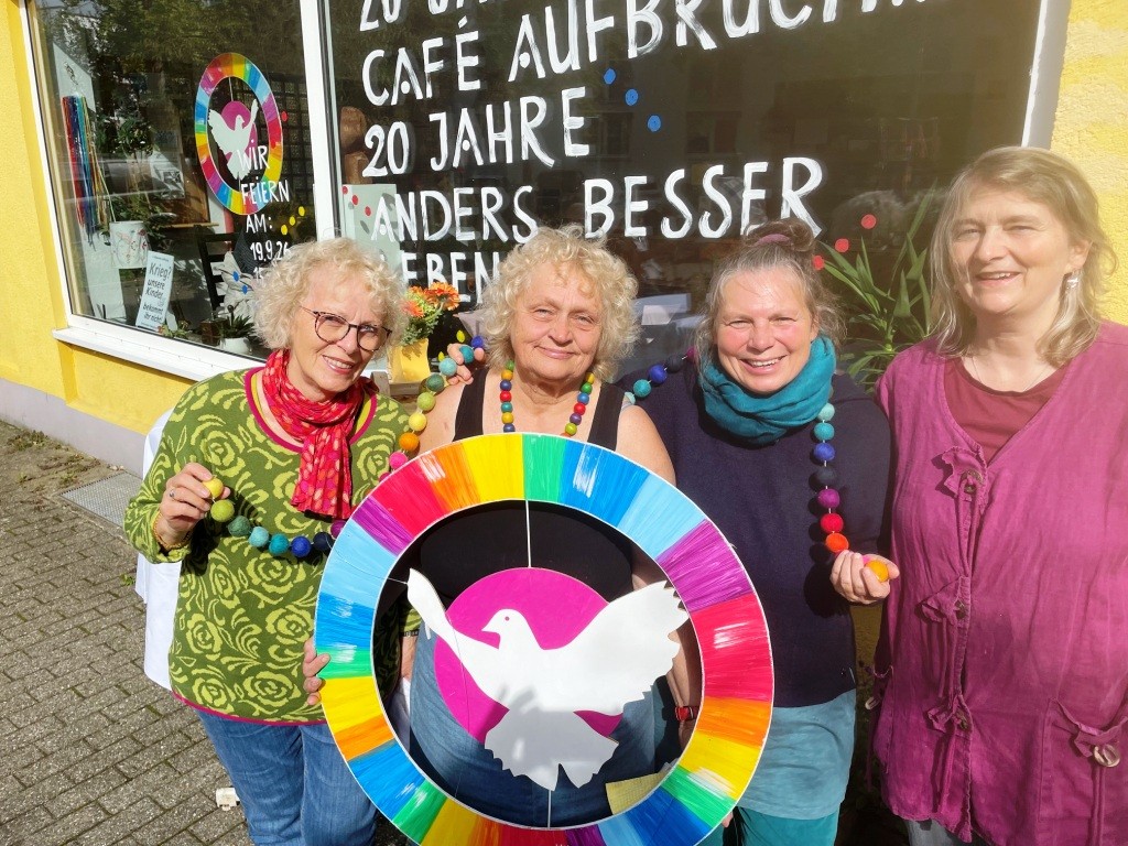 Die drei Mitbegründerinnen Karin, Bea und Christine (v.r.) und Dorothee (seit etwa vier Jahren dabei) in prächtiger Stimmung. Foto: RoMü
