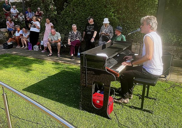 Der Pianist und Sänger Bastian Korn: mit Swing und Stimme auf der Wiese hinterm Hörder Hüttenhospital. Foto: RoMü