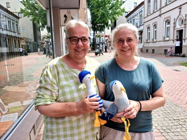 Ursula Jopsefs-Kirschbaum und Ihre Tochter Anne Kirschbaum besuchten die Möwe – mit einem Spendengeschenk. Foto: Beate Schwedler