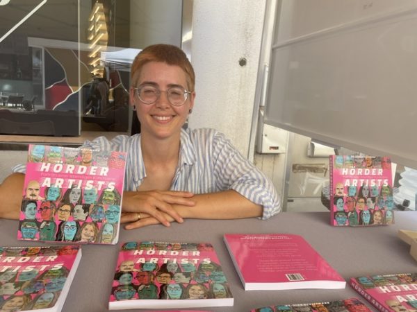 Beim Kultursommer Hörde präsentierte die Künstlern Linn Schiffmann ihr Buch „Hörder Artists“. Foto: RoMü