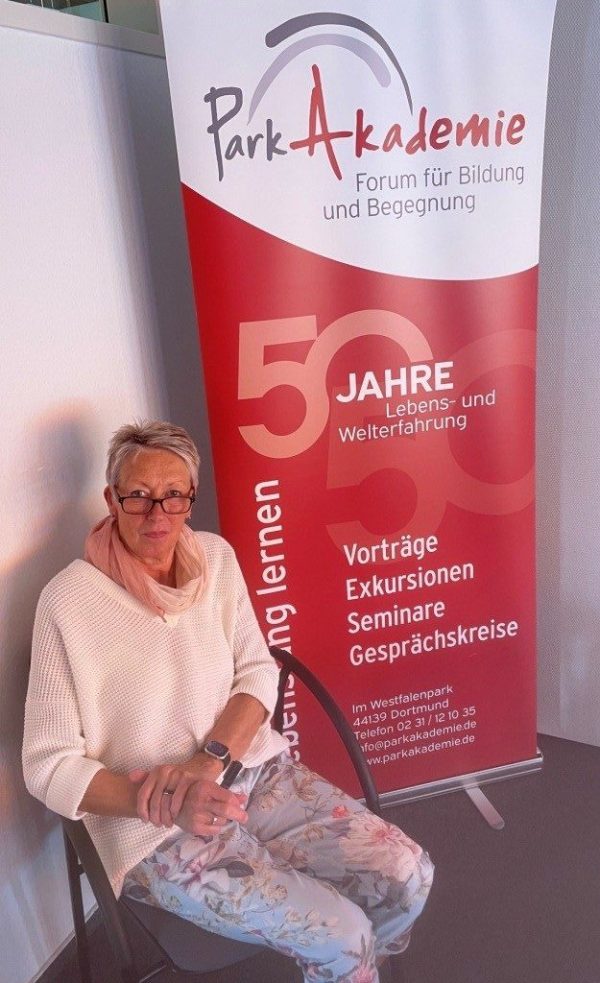 „Trainerin“ Annette Behrendt in einem Schulungsraum der Park-Akademie. Foto: RoMü